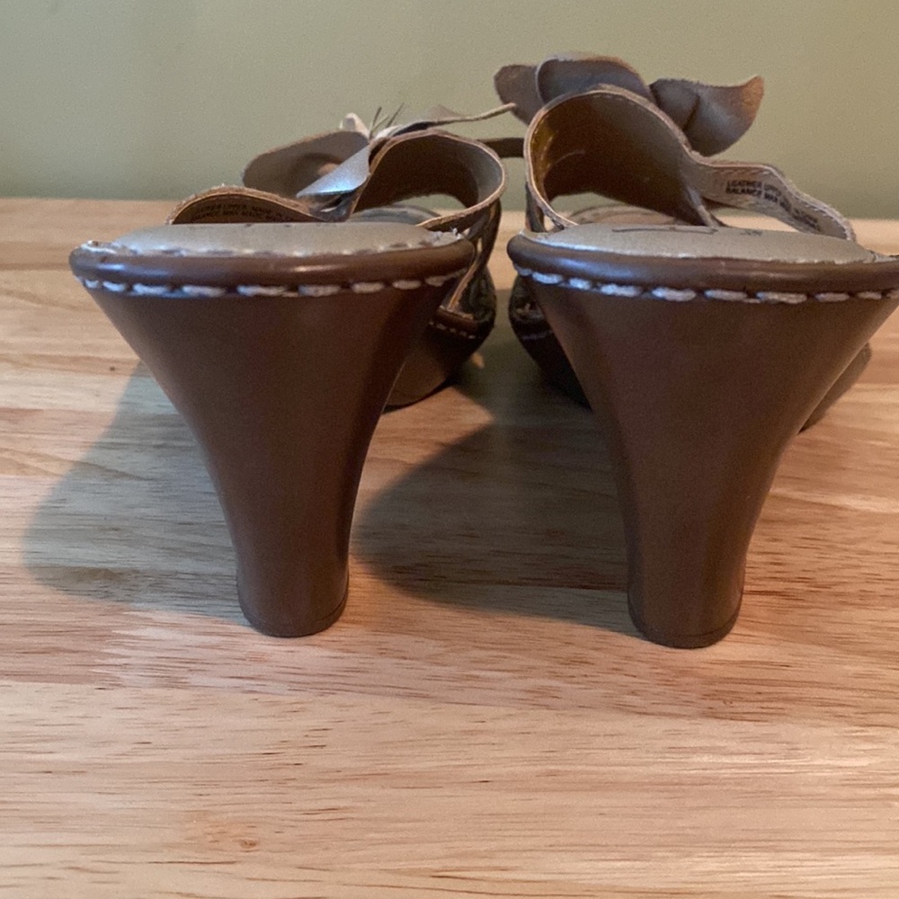 BORN boc Leather Metallic Flower Slide Strappy Sandals - Picture 5 of 11